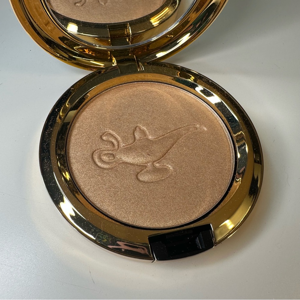 MAC Cosmetics x Disney Aladdin Always A Jump Ahead Golden Highlighter Blush